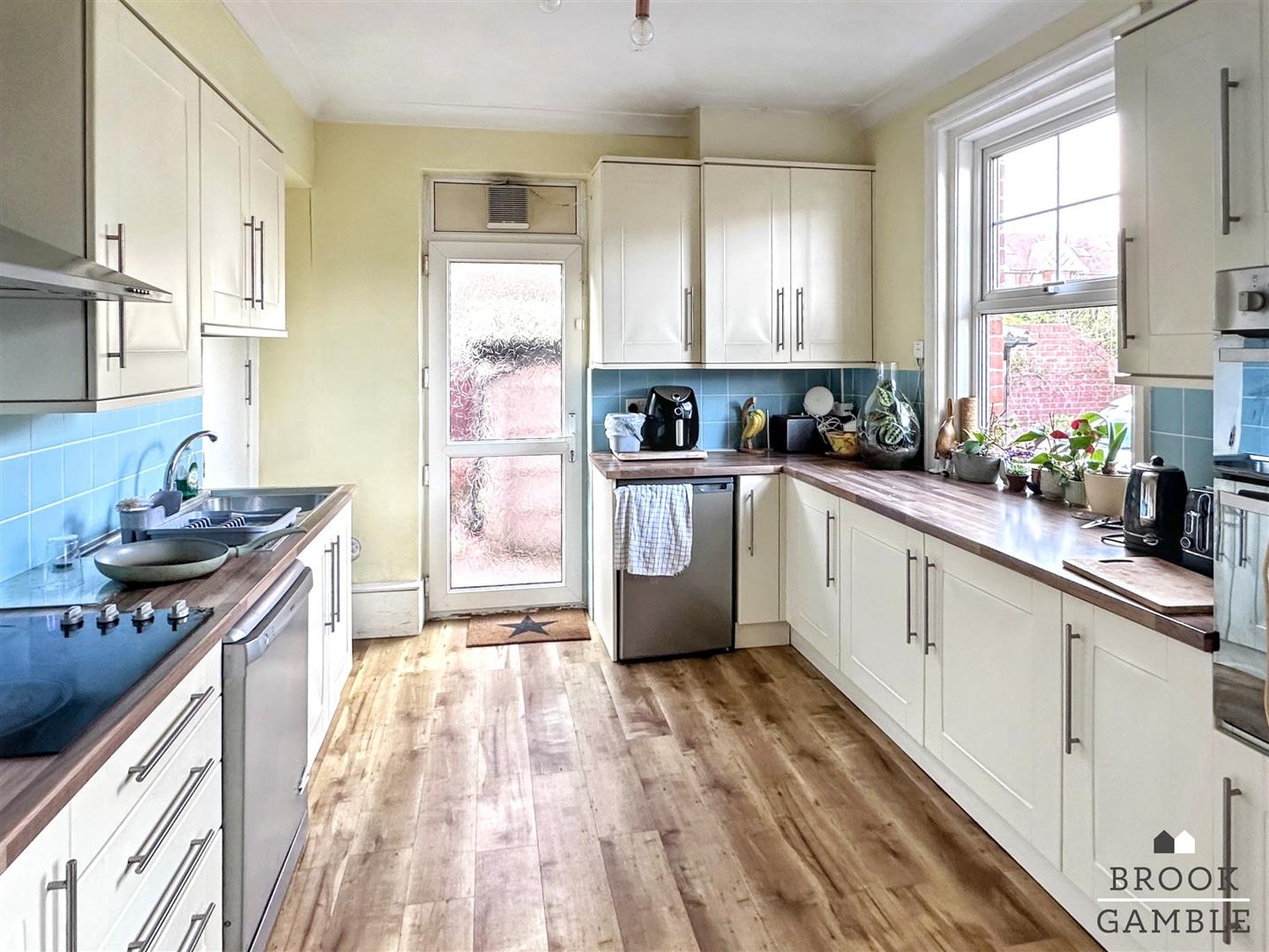 7 Bedroom House - Semi-Detached. Milton Road in Eastbourne, East Sussex 7